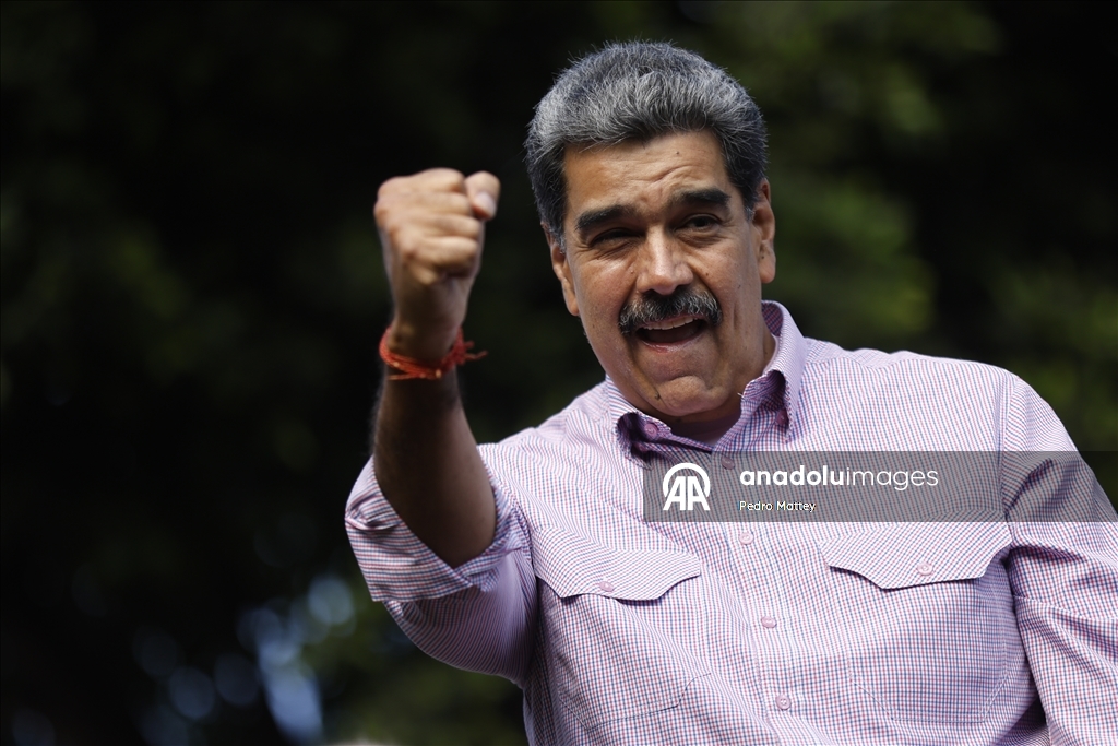 Сторонники Мадуро собрались в Каракасе на День молодежи