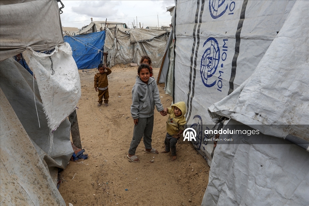 Han Yunus kentinde çadırlarda yaşayan Filistinlilerin zorlu yaşam mücadelesi sürüyor
