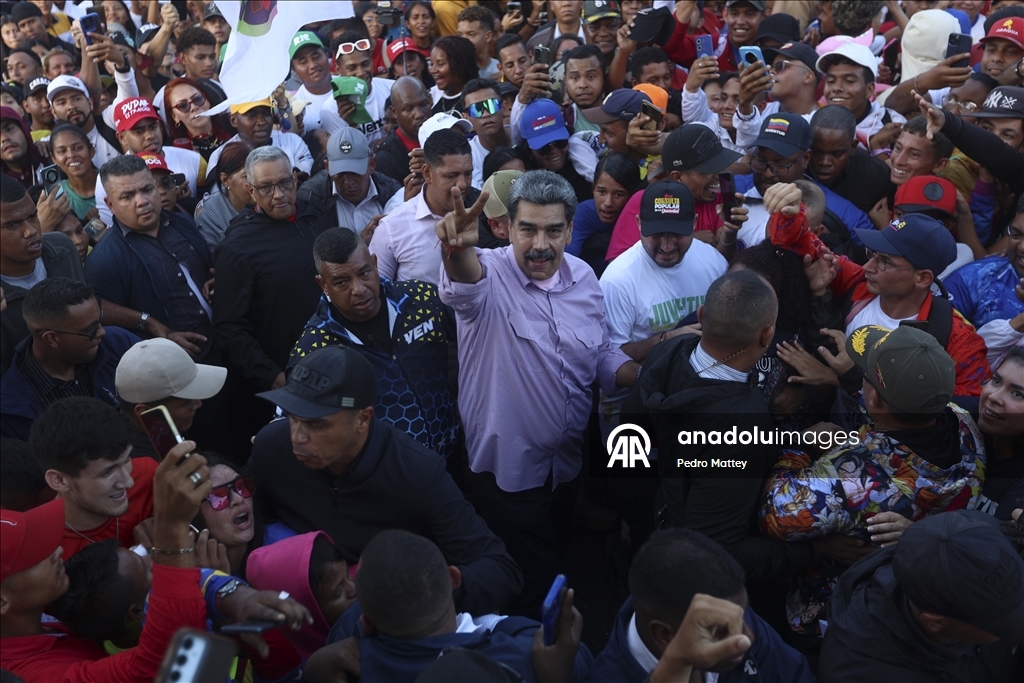 Сторонники Мадуро собрались в Каракасе на День молодежи