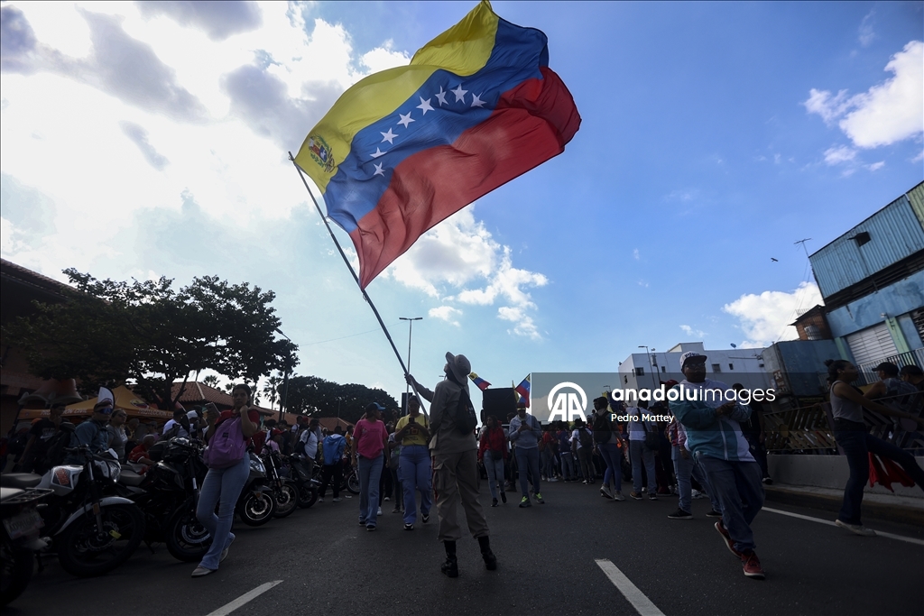 Сторонники Мадуро собрались в Каракасе на День молодежи