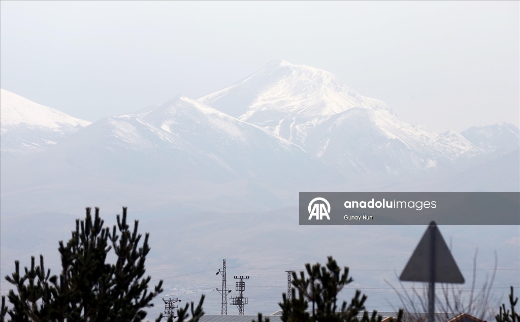 Ardahan'da yüksek kesimlere kar yağdı