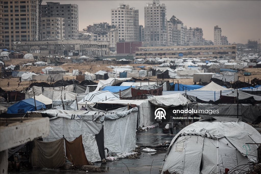 Palestinians struggle in makeshift shelters amid rain