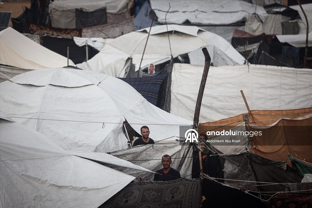 Gazze'de yoğun yağış nedeniyle İsrail saldırılarında evleri yıkılanların kaldığı çadırları su bastı
