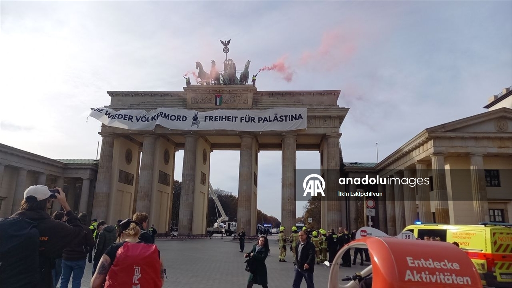 У исторических Бранденбургских ворот в Берлине был вывешен баннер в поддержку Палестины