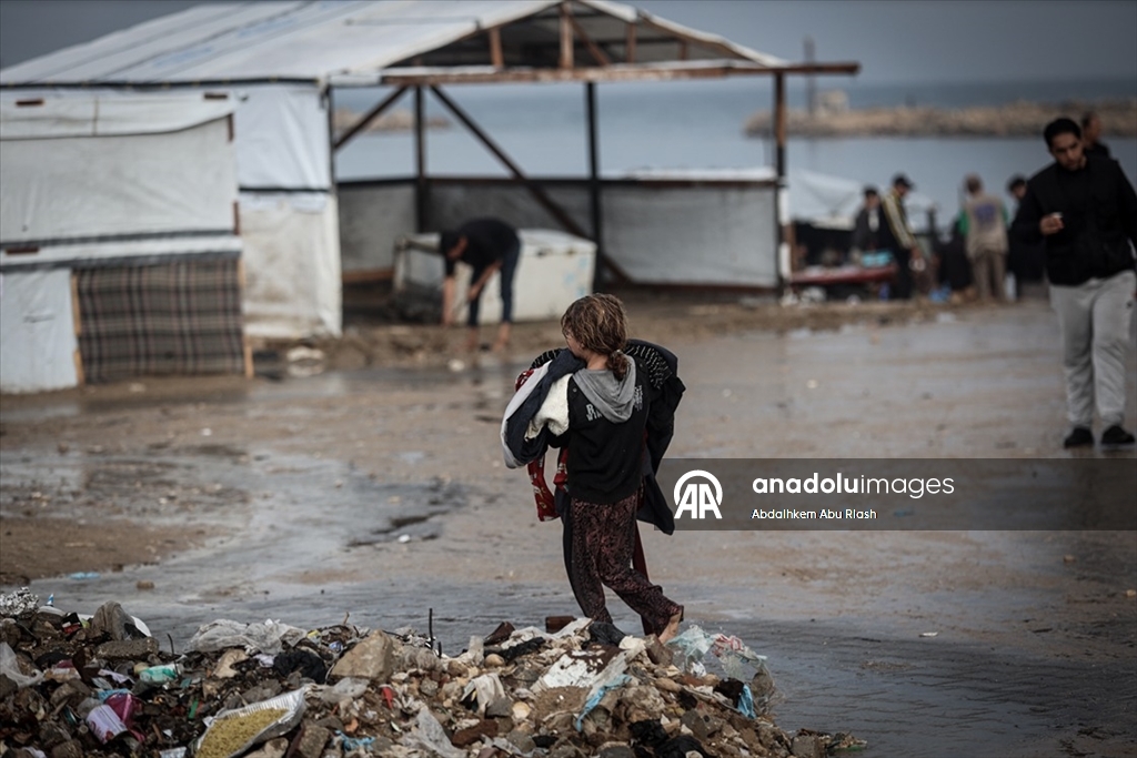 Gazze'de yoğun yağış nedeniyle İsrail saldırılarında evleri yıkılanların kaldığı çadırları su bastı