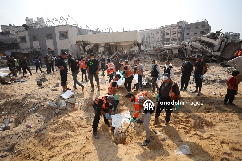 Извлечены тела палестинцев, убитых в результате израильских атак и захороненных во временных могилах