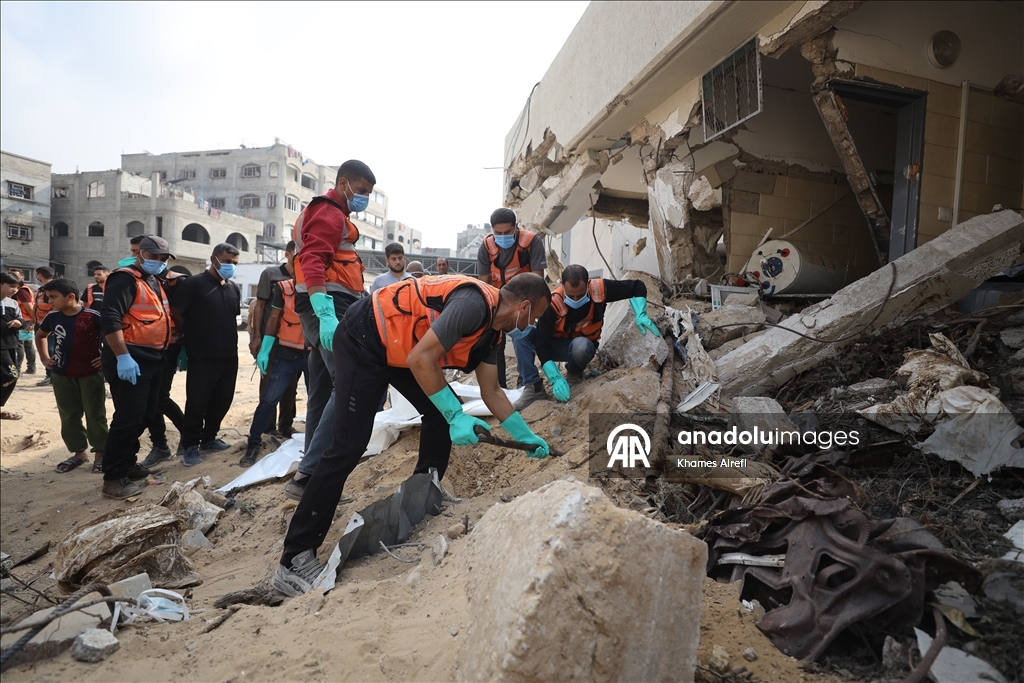 Извлечены тела палестинцев, убитых в результате израильских атак и захороненных во временных могилах