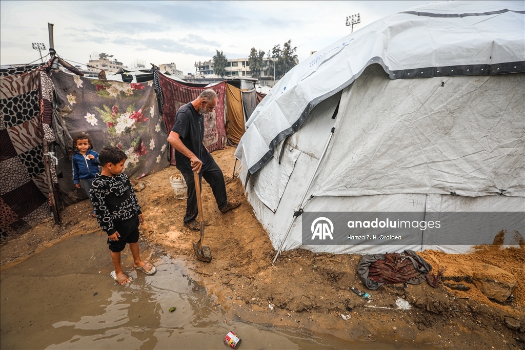 "مرحلة كارثية".. غرق خيام ومراكز إيواء في غزة بمياه الأمطار