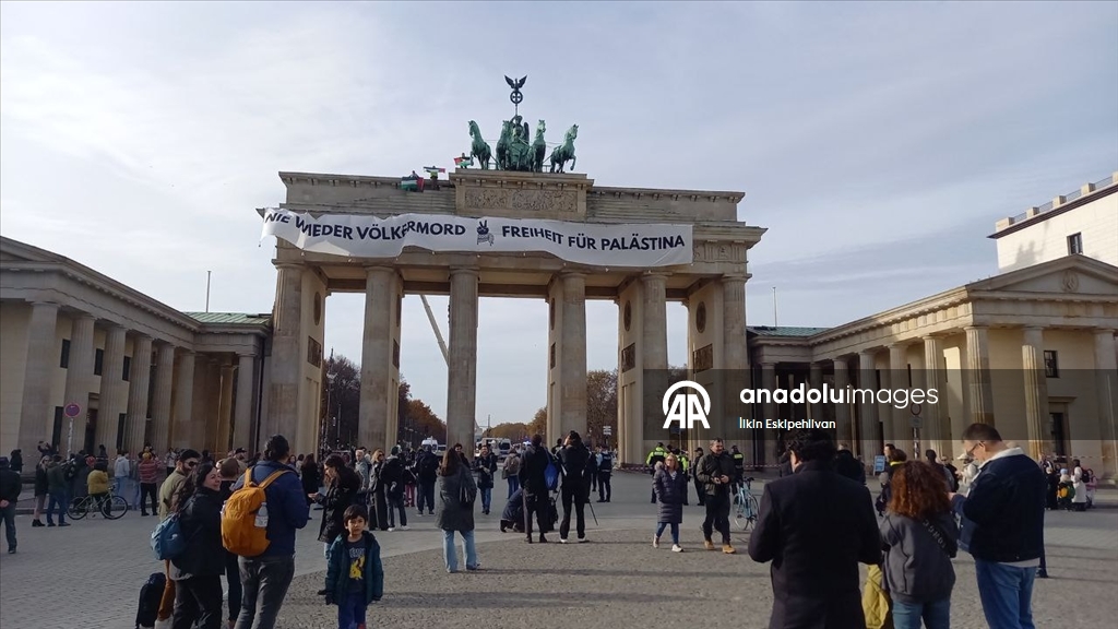 У исторических Бранденбургских ворот в Берлине был вывешен баннер в поддержку Палестины