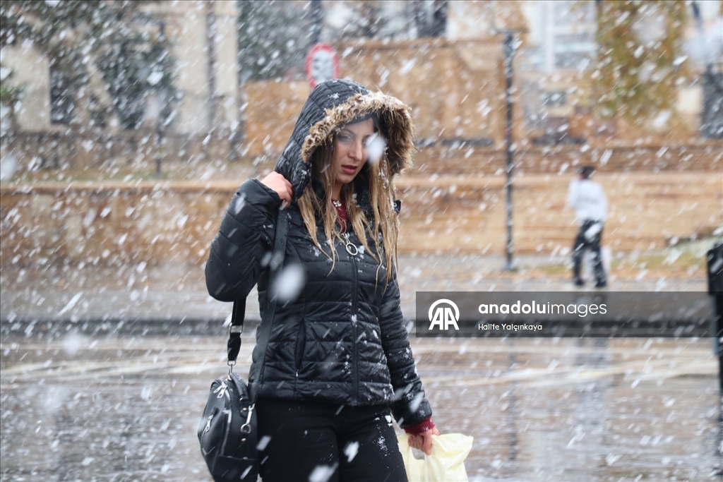 Sivas'a mevsimin ilk karı yağdı