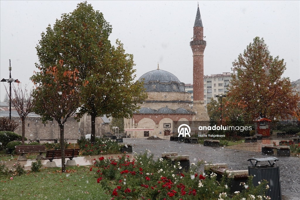 Sivas'a mevsimin ilk karı yağdı