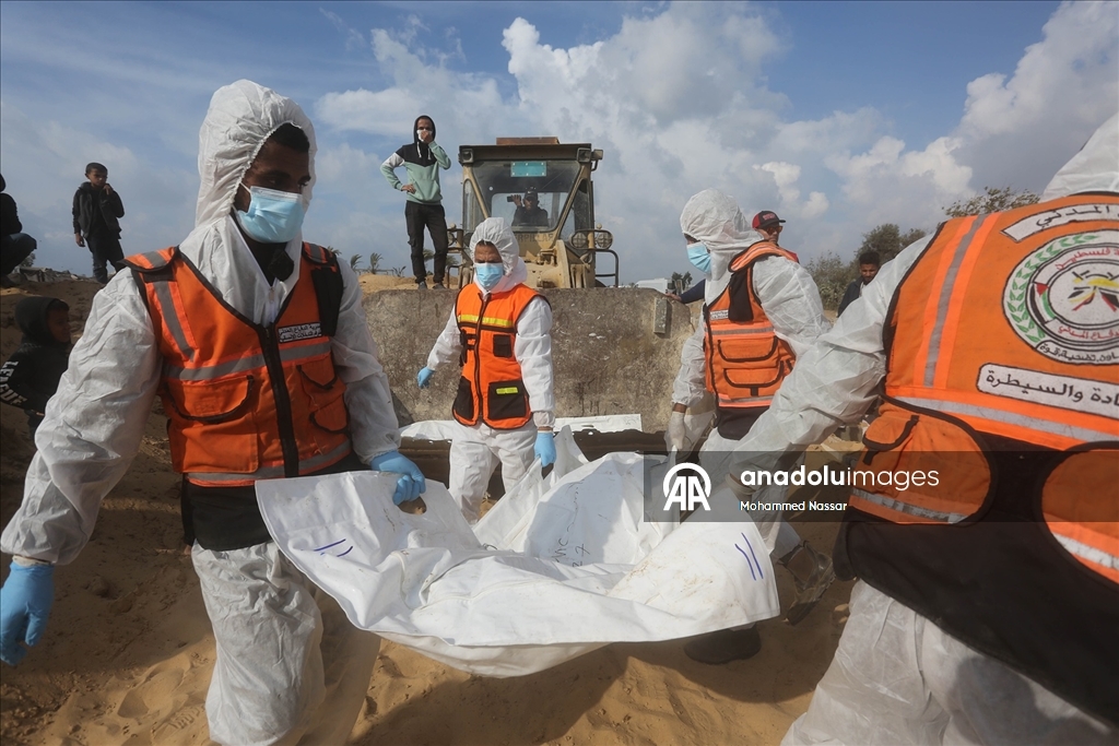 Gazze'de kimlikleri tespit edilemeyen 30 Filistinlinin cenazesi Deyr Belah'ta defnedildi