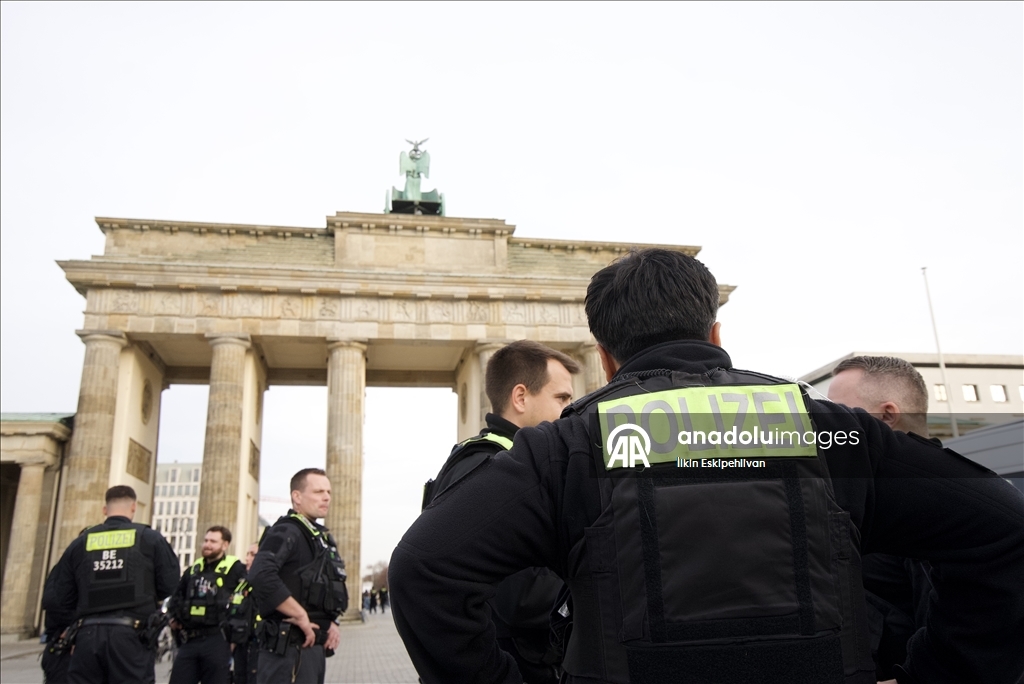 У исторических Бранденбургских ворот в Берлине был вывешен баннер в поддержку Палестины