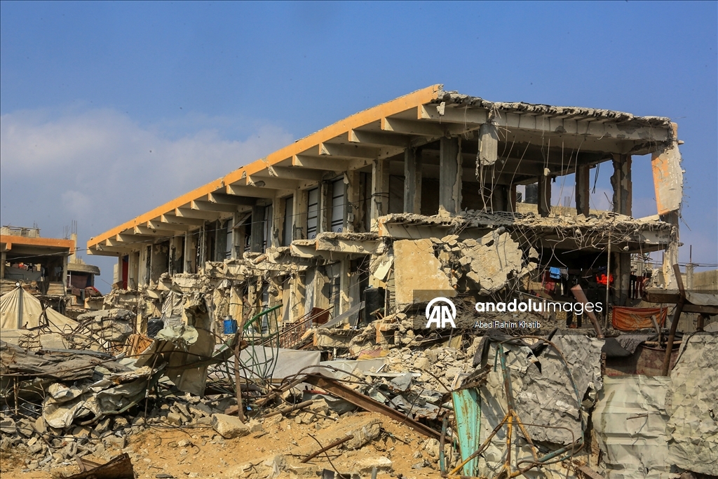 Палестинцы возвращаются в разрушенные дома после вывода израильских войск из района аль-Катиба