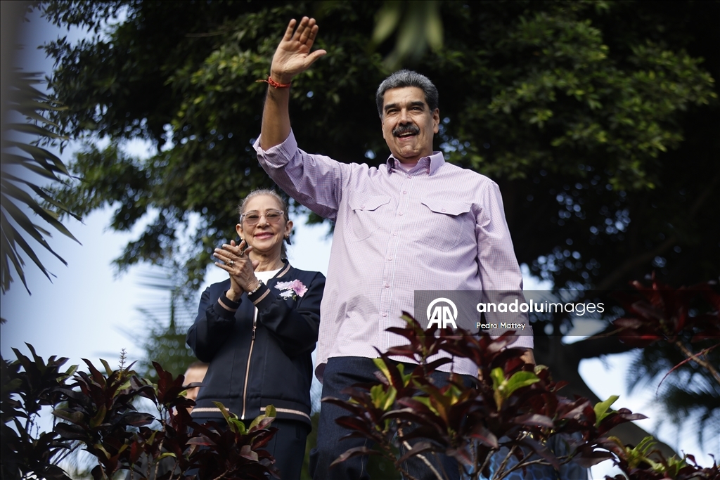 Сторонники Мадуро собрались в Каракасе на День молодежи