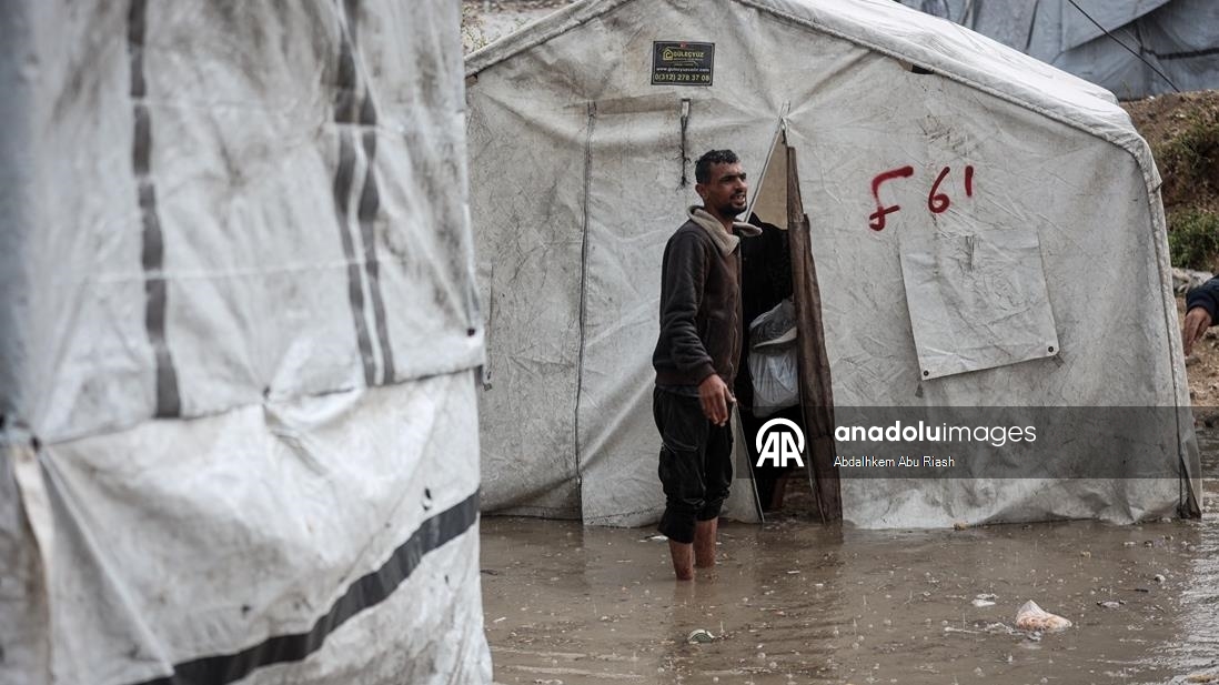 Gazze'de yoğun yağış nedeniyle İsrail saldırılarında evleri yıkılanların kaldığı çadırları su bastı