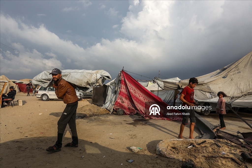 Han Yunus kentinde çadırlarda yaşayan Filistinlilerin zorlu yaşam mücadelesi sürüyor