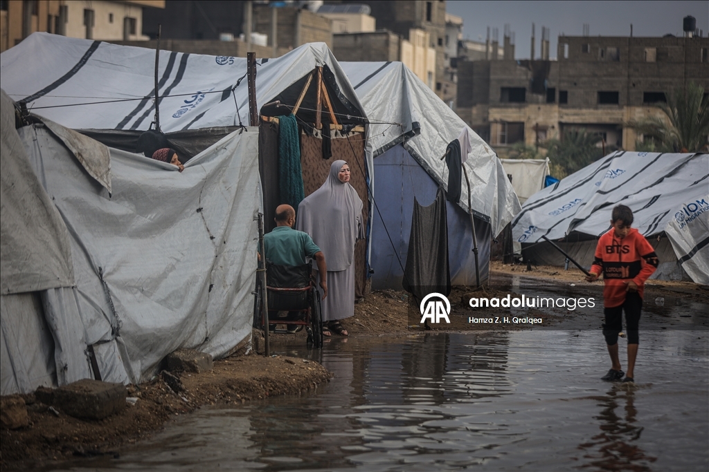 "مرحلة كارثية".. غرق خيام ومراكز إيواء في غزة بمياه الأمطار