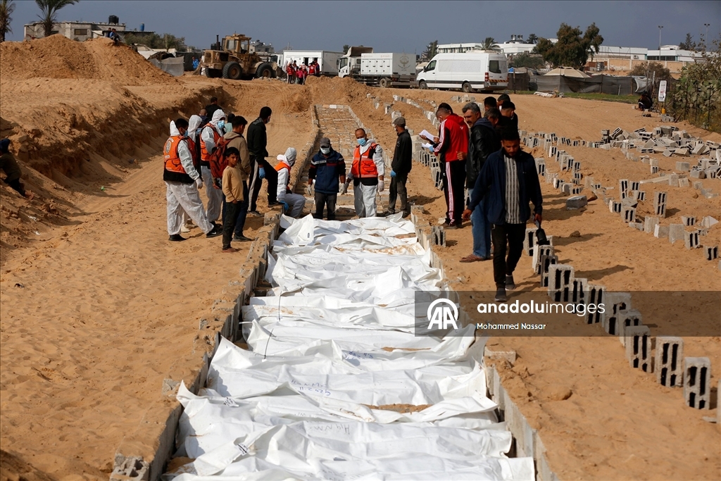 Gazze'de kimlikleri tespit edilemeyen 30 Filistinlinin cenazesi Deyr Belah'ta defnedildi