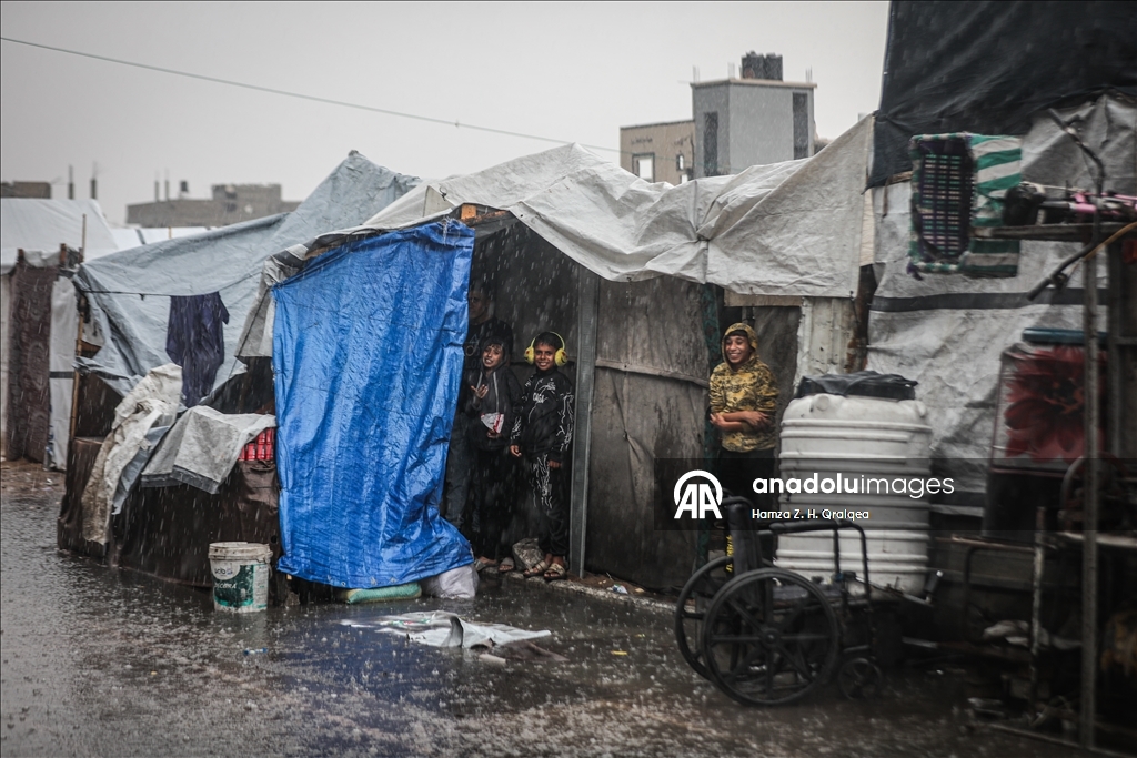 "مرحلة كارثية".. غرق خيام ومراكز إيواء في غزة بمياه الأمطار