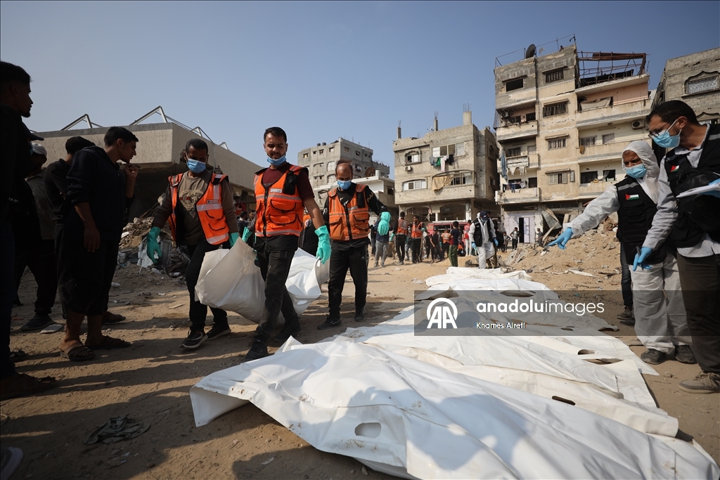 Извлечены тела палестинцев, убитых в результате израильских атак и захороненных во временных могилах