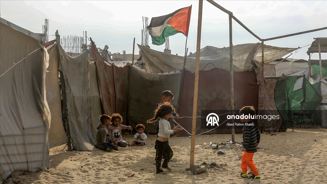 Han Yunus kentinde çadırlarda yaşayan Filistinlilerin zorlu yaşam mücadelesi sürüyor