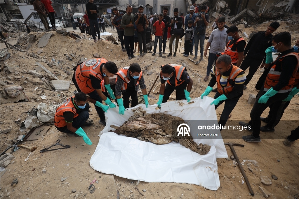 Извлечены тела палестинцев, убитых в результате израильских атак и захороненных во временных могилах