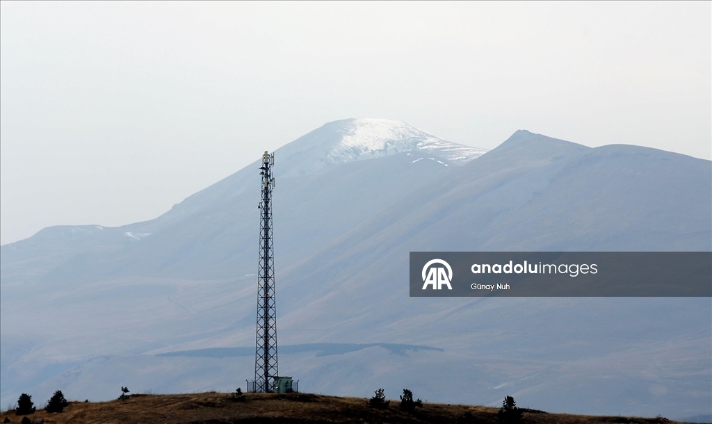 Ardahan'da yüksek kesimlere kar yağdı