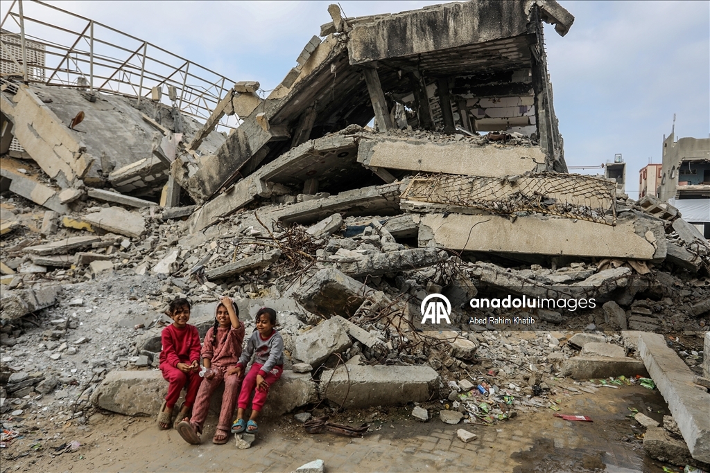 Палестинцы возвращаются в разрушенные дома после вывода израильских войск из района аль-Катиба