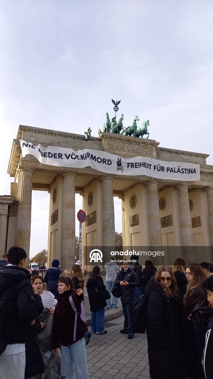 У исторических Бранденбургских ворот в Берлине был вывешен баннер в поддержку Палестины