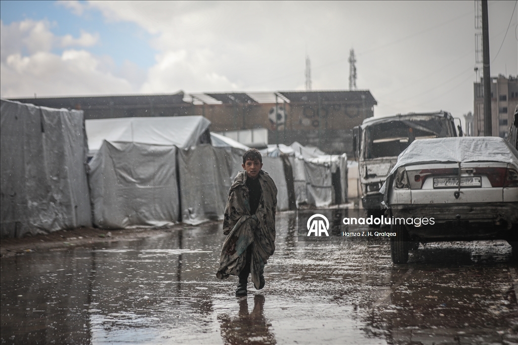 "مرحلة كارثية".. غرق خيام ومراكز إيواء في غزة بمياه الأمطار