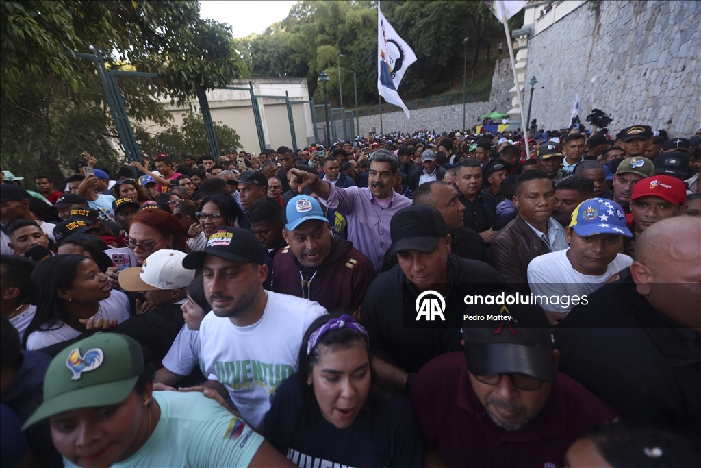 Сторонники Мадуро собрались в Каракасе на День молодежи