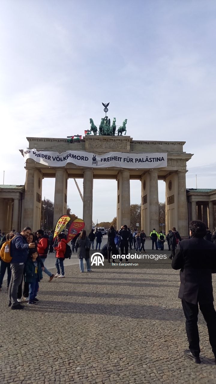У исторических Бранденбургских ворот в Берлине был вывешен баннер в поддержку Палестины