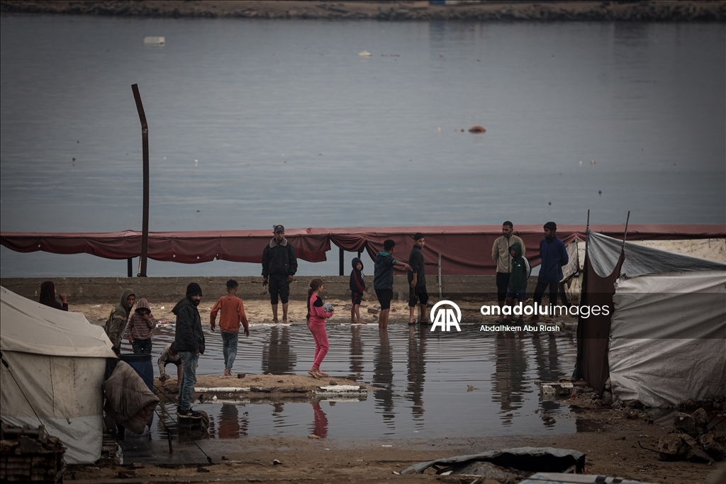 Palestinians struggle in makeshift shelters amid rain