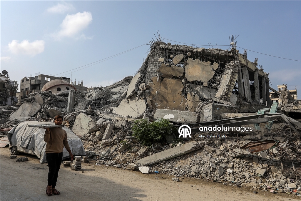 Палестинцы возвращаются в разрушенные дома после вывода израильских войск из района аль-Катиба