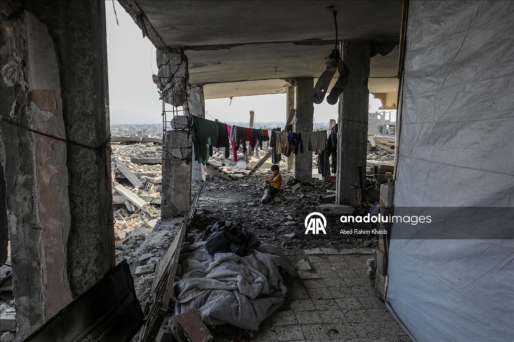 Палестинцы возвращаются в разрушенные дома после вывода израильских войск из района аль-Катиба