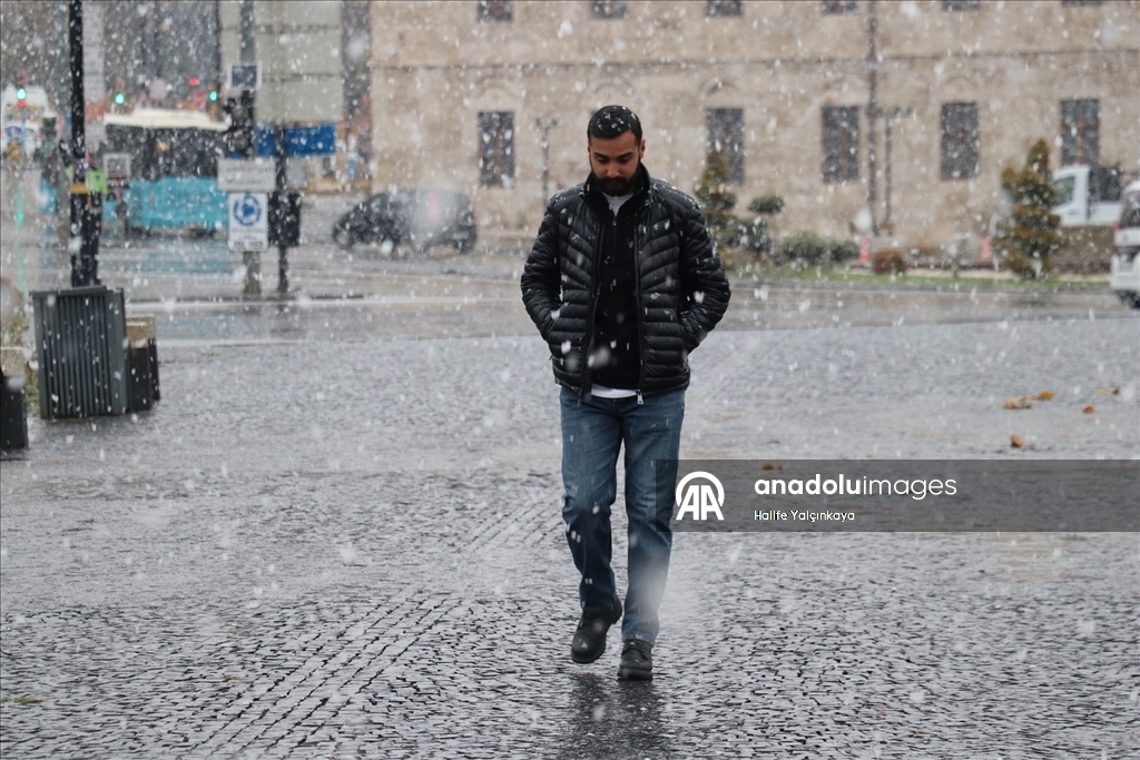 Sivas'a mevsimin ilk karı yağdı