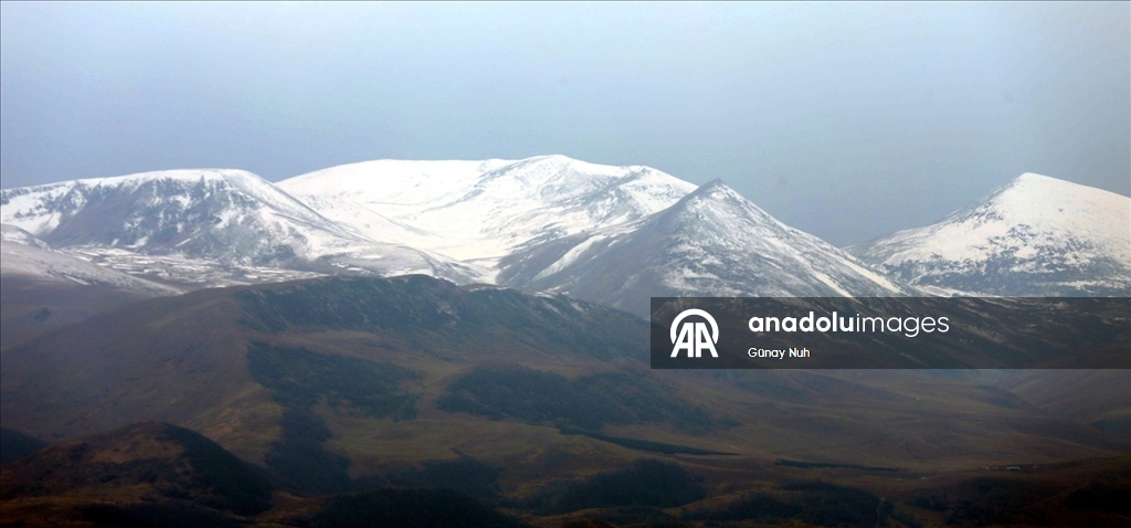 Ardahan'da yüksek kesimlere kar yağdı