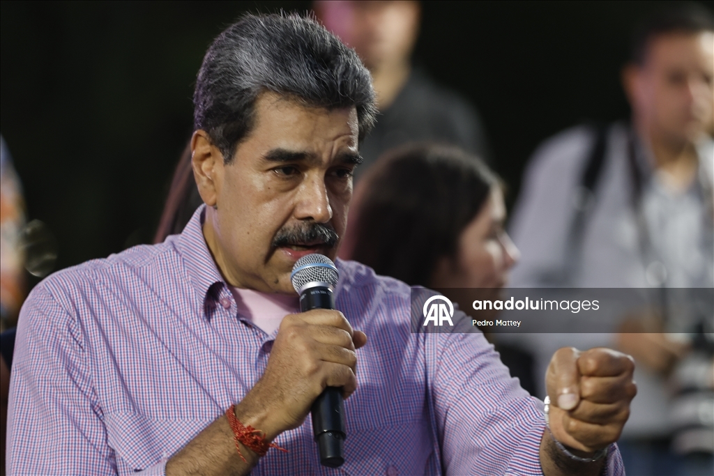 Сторонники Мадуро собрались в Каракасе на День молодежи