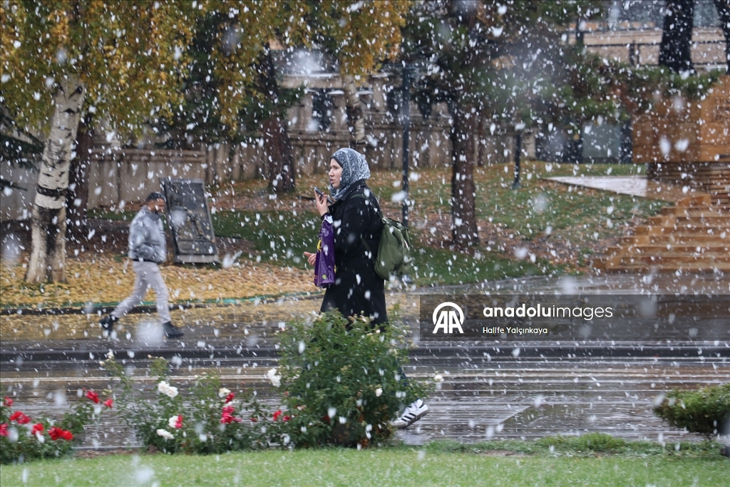 Sivas'a mevsimin ilk karı yağdı