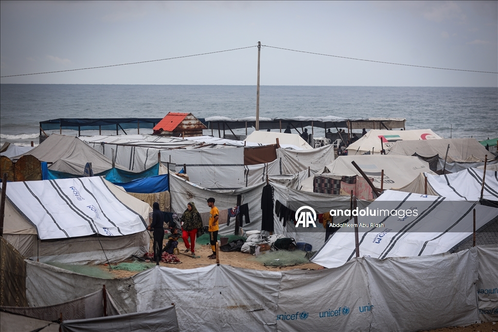 Palestinians struggle in makeshift shelters amid rain