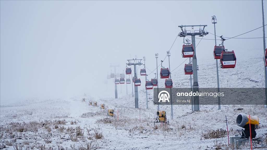 İç Anadolu'nun zirvesi Erciyes Dağı'na kar yağdı