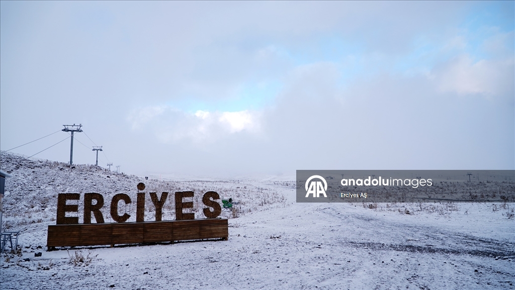 İç Anadolu'nun zirvesi Erciyes Dağı'na kar yağdı