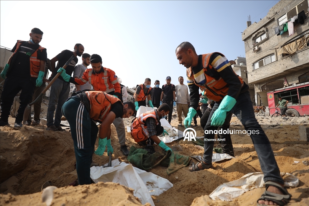 Извлечены тела палестинцев, убитых в результате израильских атак и захороненных во временных могилах