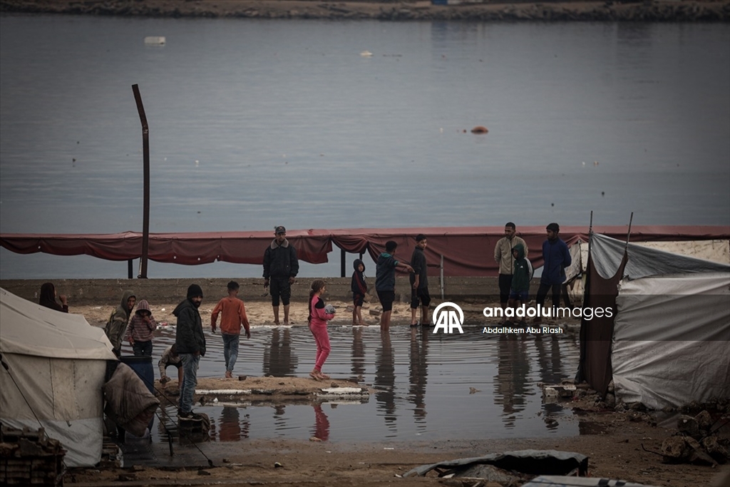 Gazze'de yoğun yağış nedeniyle İsrail saldırılarında evleri yıkılanların kaldığı çadırları su bastı
