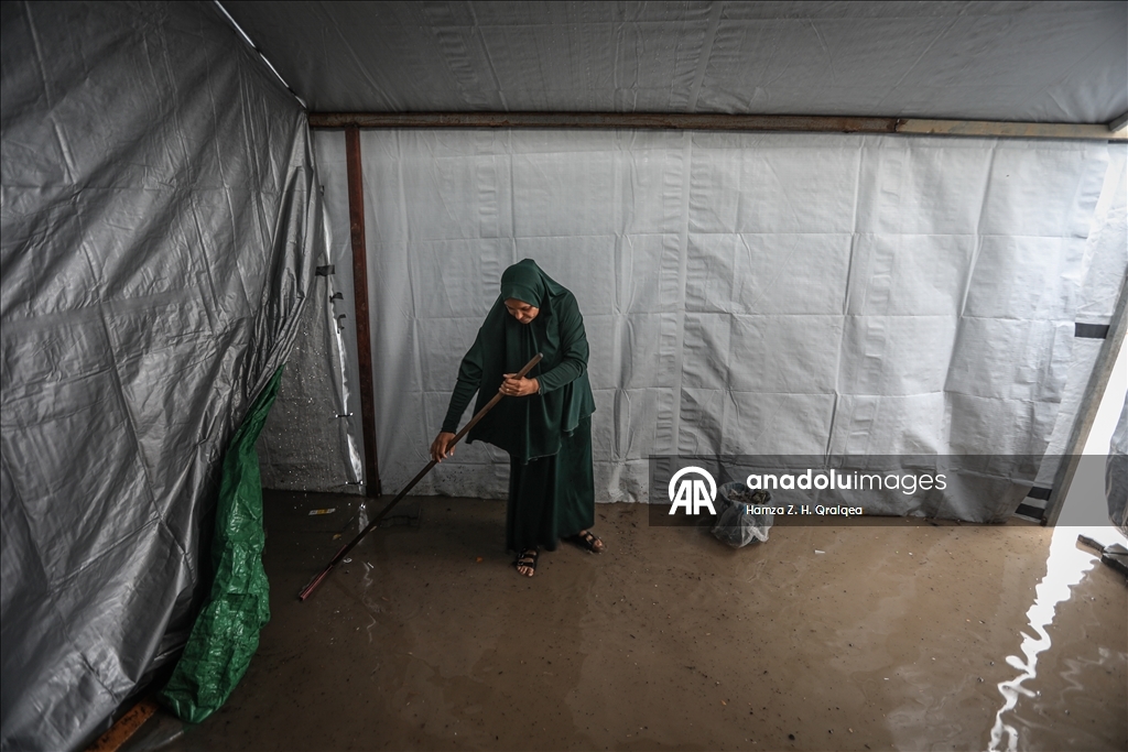 "مرحلة كارثية".. غرق خيام ومراكز إيواء في غزة بمياه الأمطار