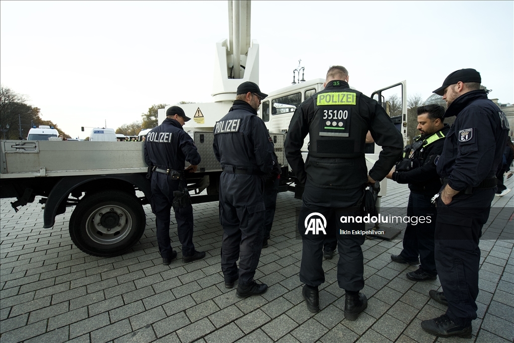 У исторических Бранденбургских ворот в Берлине был вывешен баннер в поддержку Палестины