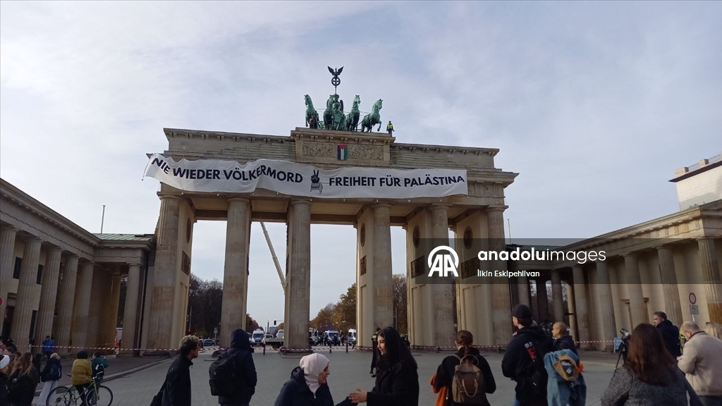 У исторических Бранденбургских ворот в Берлине был вывешен баннер в поддержку Палестины
