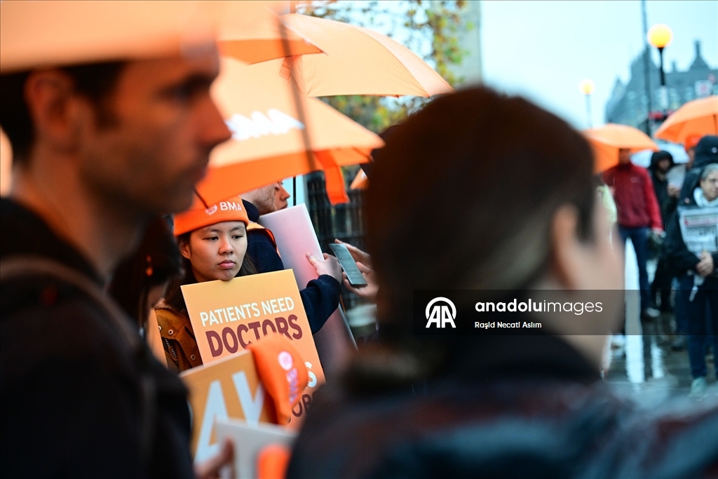 İngiltere’de Asistan Doktorlardan 5 Günlük Grev