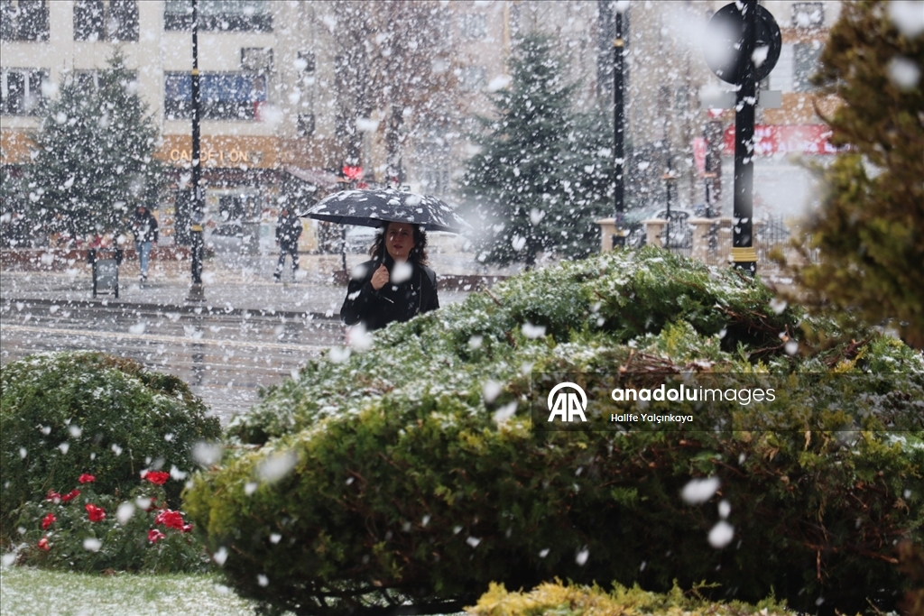 Sivas'a mevsimin ilk karı yağdı